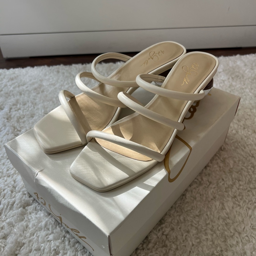 NWT 42 Gold Motif Slide Sandal - ECRU - Size 9